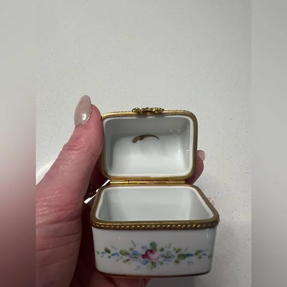 Antique Limoges France Hand Painted Flower Motif Porcelain Pill Trinket Box - Picture 6 of 7